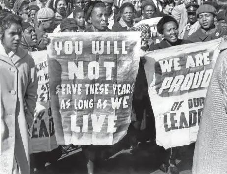  ?? Picture: AFP ?? PUBLIC OUTCRY: Crowds show their support for the accused outside the court during the Rivonia Trial in Pretoria in 1964