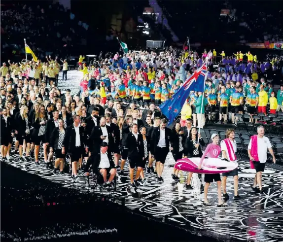  ?? Picture / Photosport ?? Flagbearer Sophie Pascoe leads the New Zealand team into the Commonweal­th Games opening ceremony on the Gold Coast last night.