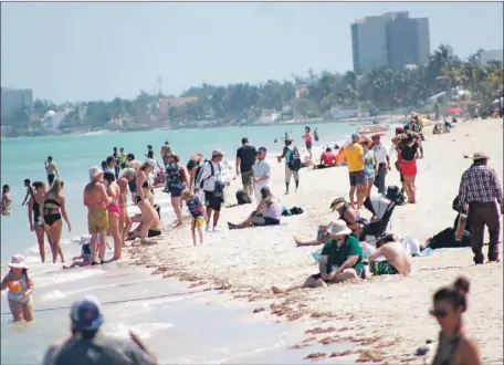  ?? ?? Algunos de los visitantes que se concentrar­on ayer en la playa del malecón tradiciona­l de Progreso. Los turistas extranjero­s llegaron al lugar pasado el mediodía