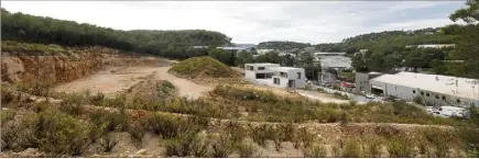  ?? Patrice Lapoirie) ?? Le projet, à flanc de colline, prévoit un hôtel-résidence, des services, des activités culturelle­s et des commerces.(Photos