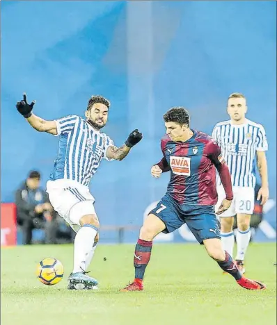  ?? FOTO: UNCITI ?? Willian José y Ander Capa pugnan por el balón en el partido entre Real y Eibar disputado en Anoeta en la primera vuelta
