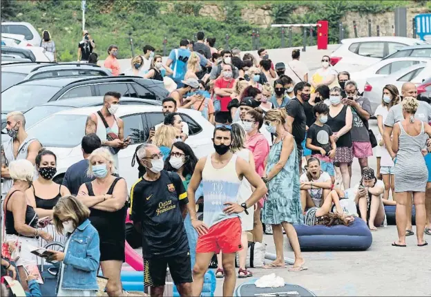  ??  ?? A Aiguablava, a Begur, cada dia hi ha més de 100 persones fent cua a les 9 del matí, quan s’obre l’accés a la platja