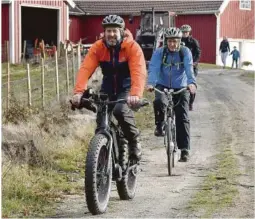  ??  ?? SYKKELTUR: Erik Berglihn, Kjell Olav Stakkeland og Christine Mikkelsen tråkket til Nørholm fra byen på sykkel.