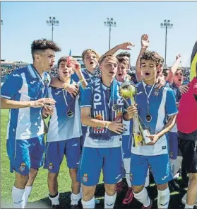 ?? FOTO: GERARD FRANCOI ?? El Cadete A del Espanyol sostiene la copa de campeón del MIC
