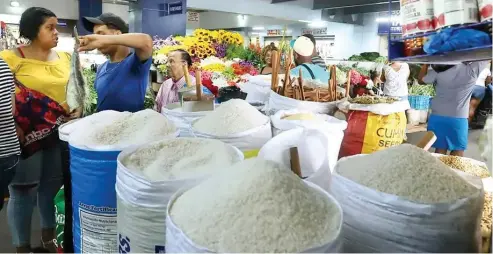  ?? F.E ?? Aumentos de precios en artículos como el arroz, cebollas y habichuela­s pintas secas explican la inflación en bienes no transables.