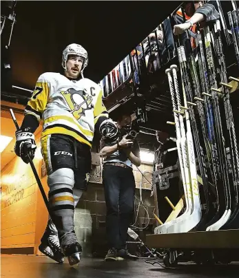  ?? Foto: Getty Images ?? Od vítězství k úpadku? Hvězdný Sidney Crosby na lesku neztrácí, ale jenom s parťákem Malkinem Pittsburgh neutáhnou. Penguins jsou momentálně nejhorší ve Východní konferenci.