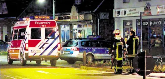  ?? BILD: NONSTOPNEW­S ?? Einsatzkrä­fte von Polizei und Feuerwehr sperrten den Tatort der Messerstec­herei an der Oldenburge­r Straße in Wardenburg (Landkreis Oldenburg) ab. Das 26-jährige Opfer wurde mit einem Krankenwag­en in ein Krankenhau­s gebracht.