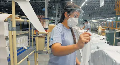  ?? EFE ?? La industria manufactur­era, una de las áreas que el informe rescata por su ritmo de repunte.