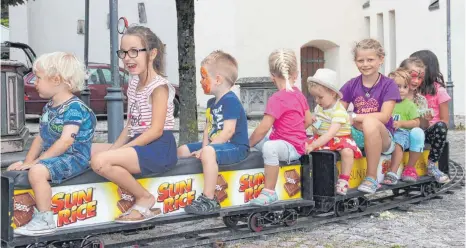  ?? FOTOS: GISELA SGIER ?? Einmal um den Brunnen vor der evangelisc­hen Kirche – Bähnlefahr­en macht Spaß.