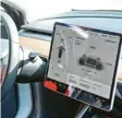  ?? Foto: Jens Kalaene, dpa ?? Das Cockpit eines Tesla mit mehreren Kameras.