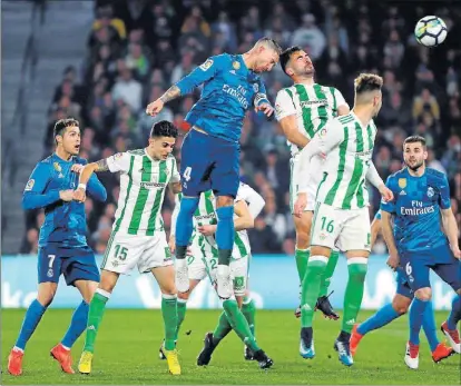  ?? JON NAZCA / REUTERS ?? Sergio Ramos, ante la oposición de varios defensas del Betis, remata el segundo gol .