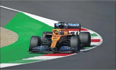  ??  ?? El McLaren de Carlos Sainz ataca uno de los pianos del circuito de Mugello el pasado fin de semana.