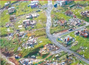  ??  ?? DAÑOS. EN ESTA FOTOGRAFÍA AÉREA SE OBSERVAN LOS DAÑOS EN NUMEROSOS HOGARES EN TOA ALTA, PUERTO RICO.