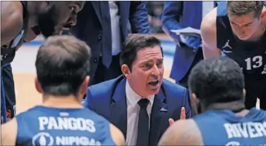  ??  ?? Xavi Pascual, entrenador del Zenit, se dirige a sus jugadores durante un tiempo muerto ante el Maccabi.