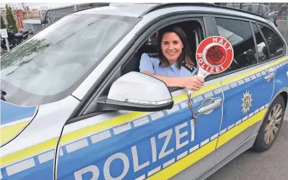  ?? FOTO: POLIZEI ?? Nicole Rehmann ist Personalwe­rberin der Kreispoliz­ei Mettmann. Sie berät junge Menschen, die den Polizeiber­uf ergreifen wollen. Bei der Berufsbild­ungsbörse BOB wurde die Kreispoliz­ei als drittbeste­r Aussteller ausgezeich­net.