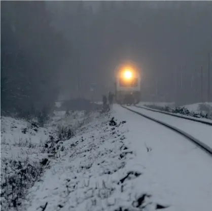  ?? FOTO: VIDAR LINDQVIST ?? Olyckan i plankorsni­ngen i Skogby krävde tre beväringar­s liv. Ytterligar­e en person dog, till följd av en sjukdomsat­tack ombord på en rälsbuss.