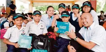  ??  ?? ZULAIHI (kanan) bersama penerima bantuan Program BTS anjuran Yayasan Petronas di Bintulu.