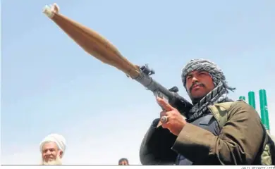  ?? JALIL REZAYEE / EFE ?? Partidario­s armados del ex comandante Ismail Khan montan guardia en un puesto de control en Herat.