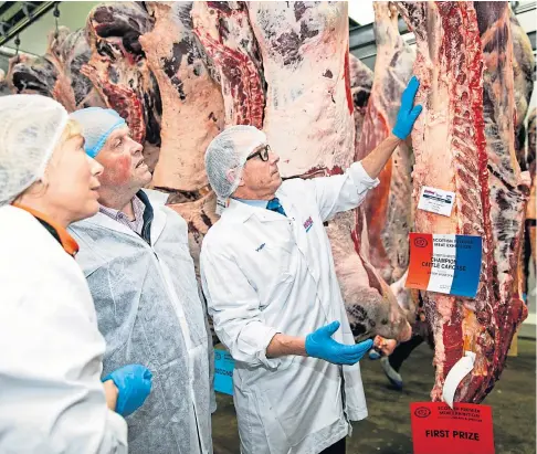  ?? ?? PRIME EXAMPLE: Judges Mike and Louise Forsyth with farmer Derek Hunter. Picture by Steve Brown.