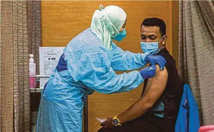  ?? FILE PIC ?? To ensure a Covid-19-free workplace, many businesses are contemplat­ing making Covid-19 vaccinatio­ns mandatory for their workers.