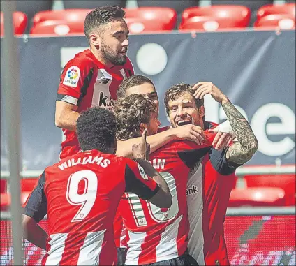  ?? FOTO: JUAN ECHEVERRÍA ?? Piña rojiblanca Los leones celebran el gol de Iñigo Martínez, su primero con el Athletic