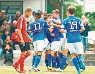  ?? FOTO: WIECK ?? Die Bübinger Spieler jubeln nach dem Treffer von Pierluigi Vella, der in der Partie gegen den FSV Hemmersdor­f in der 29. Minute zur 2:1-Führung für die Gastgeber traf.