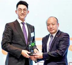  ?? ?? CICT CEO Mr Jack Huang (right) accepts the AFLAS award on behalf of the company.