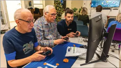  ?? FOTO: ARE BERGSET ELVESTAD ?? Raymond Sivertsen (t.v.) og Asle Pedersen (midten) hadde aldri prøvd dataspill før.