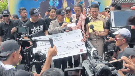  ??  ?? BELOW
Artiwara ‘Toon’ Khongmalai is presented with Jimmy Chawala’s charitable donation.