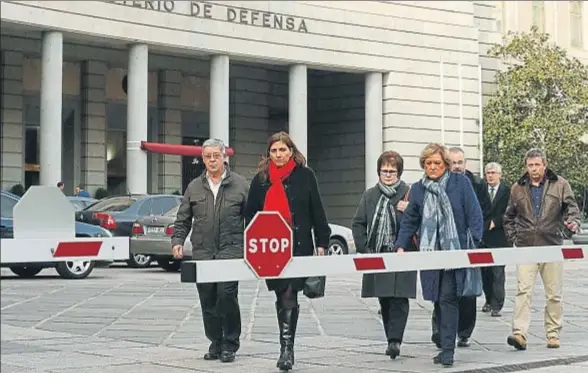  ?? KIKO HUESCA / EFE ?? Los familiares de los militares que murieron en el Yak-42, ayer a las puertas del Ministerio de Defensa, donde fueron recibidos por Cospedal