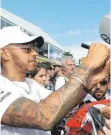  ?? FOTO: DPA ?? Gerne ein Autogramm: Lewis Hamilton, Trainingss­chnellster.