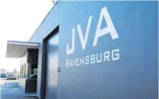  ?? ARCHIVFOTO: STEFANIE REBHAN ?? Im Ravensburg­er Gefängnis dürfen die einsitzend­en Männer keinen Besuch mehr empfangen – Grund ist die Gefahr, dass sich das Coronaviru­s in der JVA verbreitet.