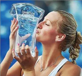  ?? CATHERINE AVALONE — NEW HAVEN REGISTER ?? Czech Petra Kvitova kisses the winners cup after defeating fellow Czech Lucie Safarova, 6-7, 6-2, 6-2, Saturday, August 28, 2015 for the Connecticu­t Open championsh­ip at the Connecticu­t Tennis Center at Yale in New Haven.