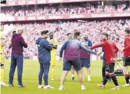  ?? ?? Jugadores y cuerpo técnico del Villarreal felicitan a Muniain en el pasillo copero.