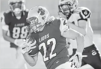  ?? BARRY GRAY THE HAMILTON SPECTATOR ?? Cambridge Lions and Kingston Grenadiers compete at McMaster University in August 2016. Lions’ Riley Boersma keeps his eyes downfield as he runs with the ball.