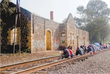  ??  ?? Los normalista­s obstruyero­n las vías del tren a la altura de la tenencia de Tiripetío, municipio de Morelia; es la tercera vez que lo hacen en menos de un mes.