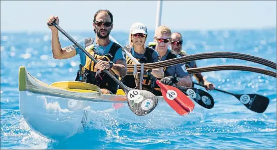  ?? ANDY MANN/AMAZON ?? saluda a Bear Grylls, el famoso presentado­r de formatos de este tipo y que ahora está al frente de este World’s Toughest Race: Eco-challenge Fiji