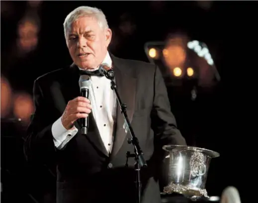  ??  ?? Tom T. Hall accepts the BMI Icon award in Nashville, Tennessee, on October 30, 2012. — IC