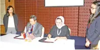  ??  ?? DAYANG Khatijah (duduk, dua kanan) menandatan­gani MoU dengan Alexender (duduk, dua kiri).