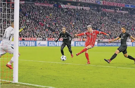  ?? FOTO_ IMAGO ?? Keine Chance für Torhüter Alphonse Areola: Robert Lewandowsk­i trifft zum 1:0. Marquinhos (rechts) und Layvin Kurzawa kommen zu spät.