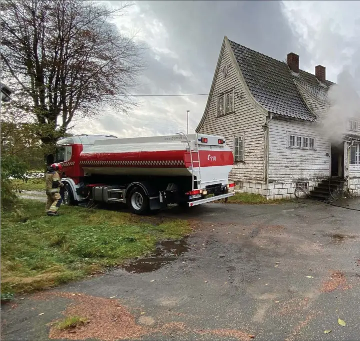  ??  ?? Husbrann i Lyngdal i oktober. Ingen personer ble skadet i brannen.