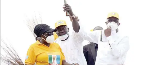  ??  ?? Ogun State Governor Dapo Abiodun ( right), All Progressiv­es Congress ( APC) Chairmansh­ip candidate for Imeko/ Afon Local Council, Yaya Fadipe and Deputy Governor, Noimot Salako- Oyedele, during the campaign for council polls at Imeko… yesterday.