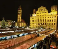  ?? Foto: Ruth Plössel, Stadt Augsburg ?? Vor der prächtigen Kulisse des Augsburger Rathauses und des Perlachtur­ms findet der Christkind­lesmarkt noch bis zum 24. Dezember statt.