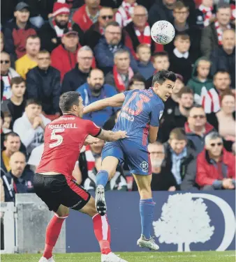  ??  ?? Luke O’Nien wins a header for Sunderland.