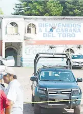  ?? /JOSÉ ALMANZA ?? Policías custodian el bar donde mataron a 11 personas