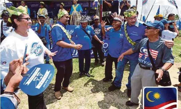  ?? BERNAMA PIC ?? Barisan Nasional candidate for the Sembrong parliament­ary seat Datuk Seri Hishammudd­in Hussein (second from right) at the ‘Tok Batin Besar Pulang Bertandang’ programme in Kampung Orang Asli Punjut, Kahang, near Kluang, yesterday. With him is BN...