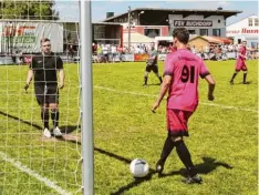  ??  ?? Dieser letzte Treffer des Turniers war nur noch Formsache, mit 5:1 gewann „Schwarz war leider ausverkauf­t“das Finale der Mannschaft­en mit aktiven Kickern deutlich.