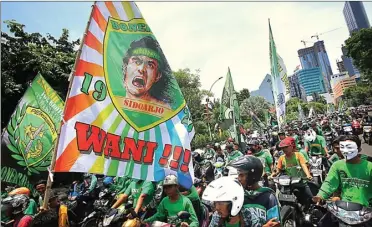  ?? DITE SURENDRA/JAWA POS ?? JANJI TERTIB: Bonek saat melakukan konvoi di Surabaya. Mereka hari ini akan menggelar Parade Bela Persebaya.