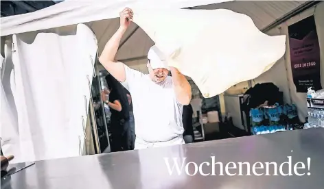  ?? RP-FOTO: ANDREAS BRETZ ?? Konelis Dimitros stellt auf dem Griechenla­nd-Festival eine Bougatsa her, eine griechisch­e Spezialitä­t aus Blättertei­g.