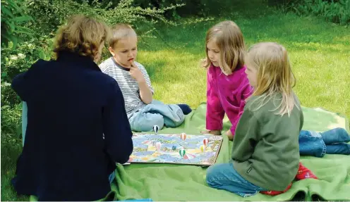  ?? Foto: imago/Niehoff ?? Damit der Spielspaß immer parat ist, muss er auch praktisch ins Reisegepäc­k passen.